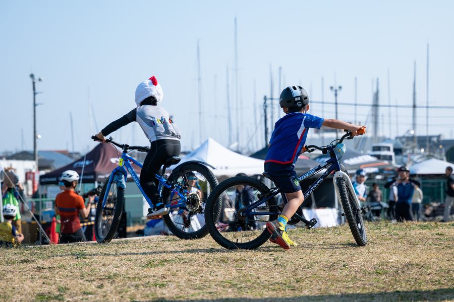 キックバイクを楽しむ子どもたち